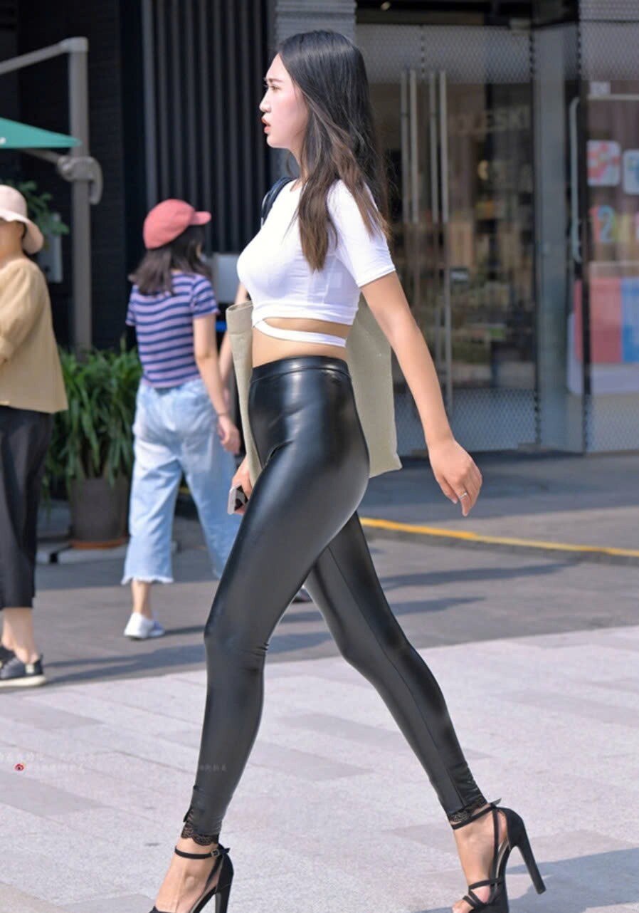 Quần da bó sát mang lại vẻ cá tính, mạnh mẽ và thời thượng, nhưng không phải lúc nào cũng thoải mái. Loại quần này phù hợp với những dịp đặc biệt hoặc phong cách nổi bật, tuy nhiên cần phối đồ khéo léo để tránh cảm giác gò bó hoặc phản cảm.