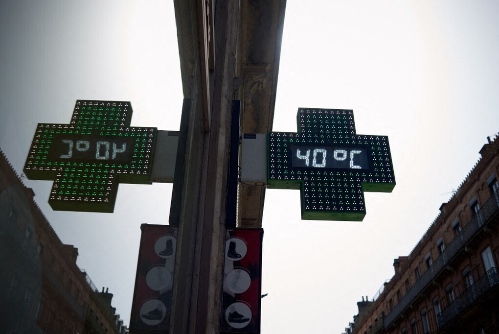 Bảng thông báo nhiệt độ bên ngoài một nhà thuốc tại Toulouse, Pháp ngày 22/6. Ảnh: AFP