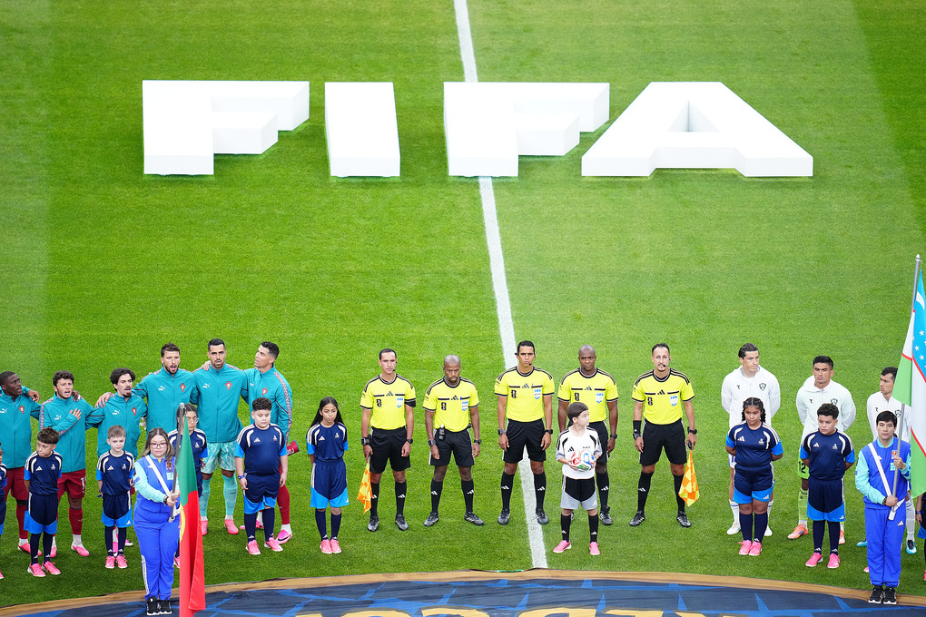 Các cầu thủ xếp hàng trong lễ chào cờ trước trận đấu bảng K World Cup 2026 giữa Bồ Đào Nha và Uzbekistan trên sân Houston, ngày 23/6/2026. Ảnh: AP