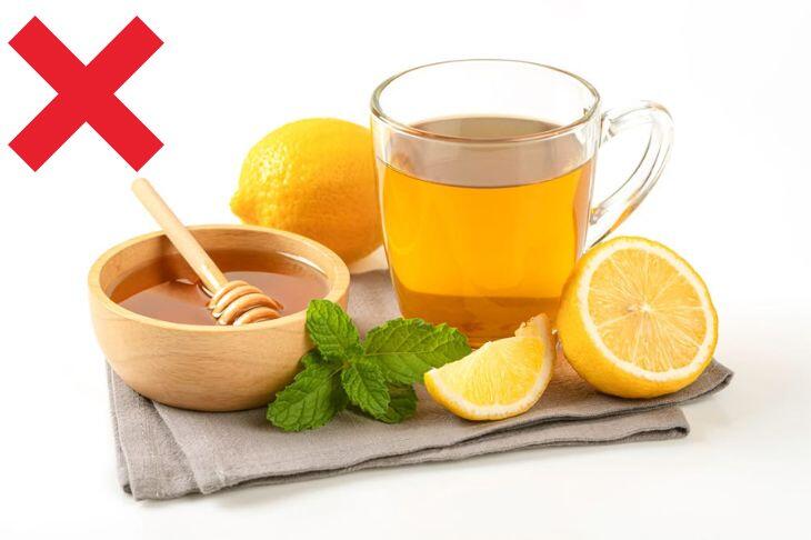 Đừng cho quá nhiều mật ong hoặc đường vào nước chanh.