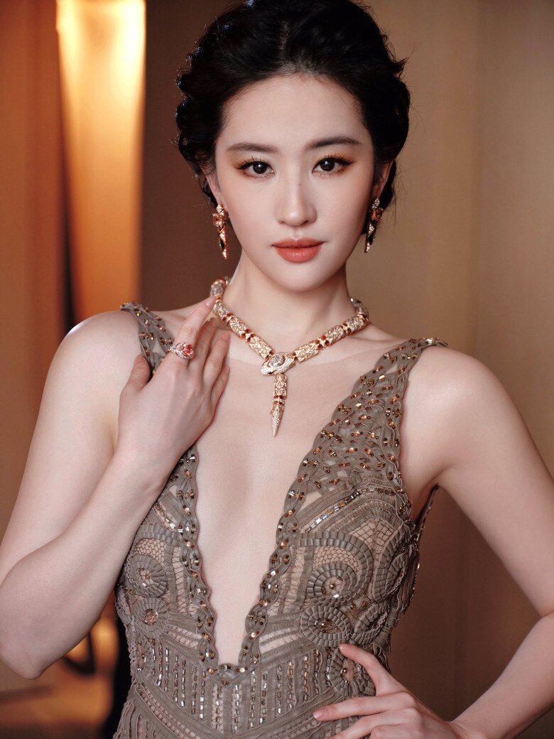 Cherry chứa vitamin C và anthocyanin, giúp chống oxy hóa, tăng sinh collagen, cải thiện độ đàn hồi, bảo vệ da trước tia UV và làm chậm quá trình lão hóa.