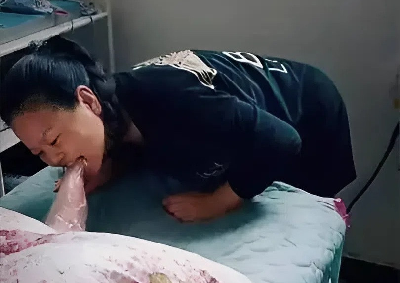 Chị Tống Mỹ thường xuyên xoa bóp, kích thích các đầu ngón tay, ngón chân của chồng, giúp anh tỉnh lại. Ảnh: Sohu