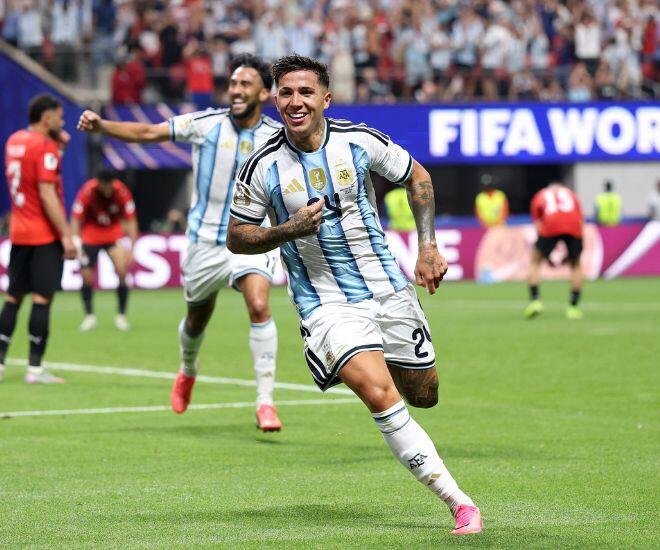 Enzo Fernandez là người ấn định tỷ số 3-2, giúp Argentina lội ngược dòng ở những phút bù giờ cuối cùng.