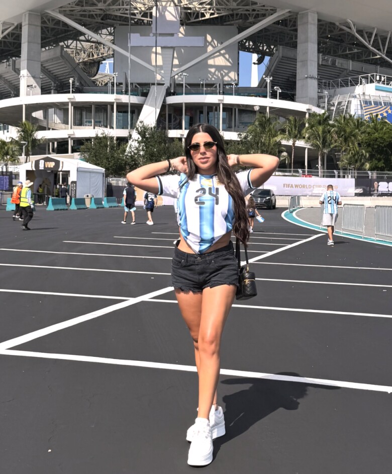 Dù chỉ mặc đơn giản, Valentina vẫn gây chú ý khi xuất hiện tại World Cup 2026.