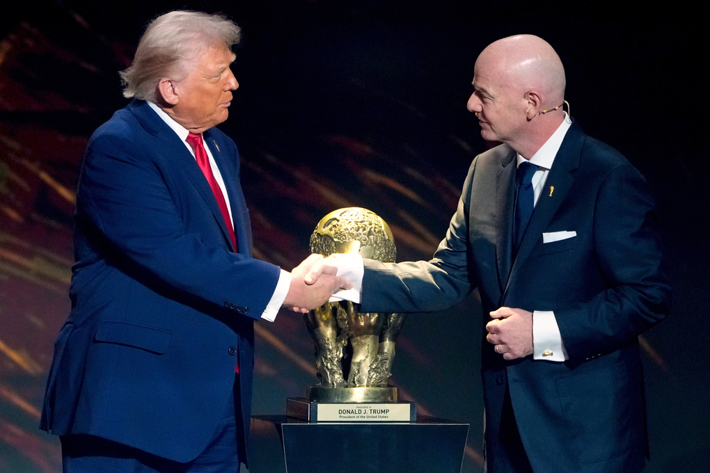 Chủ tịch FIFA Gianni Infantino (phải) trao Giải thưởng Hòa bình FIFA cho Tổng thống Mỹ Donald Trump tại lễ bốc thăm World Cup 2026 ở Washington ngày 5/12/2025. Ảnh: AP