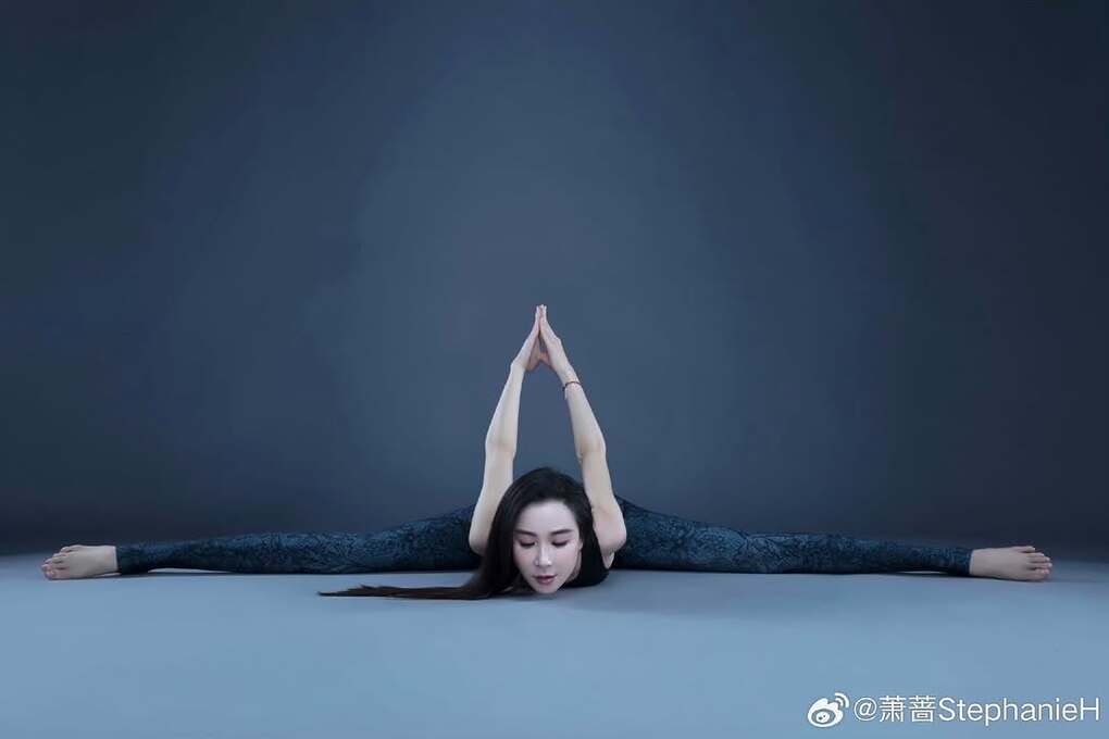 Để chuẩn bị cho chương trình Đạp gió 2026, Tiêu Tường đã đăng tải một bức ảnh khoe động tác nhất tự mã có độ khó cao, thể hiện sự dẻo dai đáng kinh ngạc cùng ngoại hình trẻ trung. Ảnh: Weibo Stephanie H