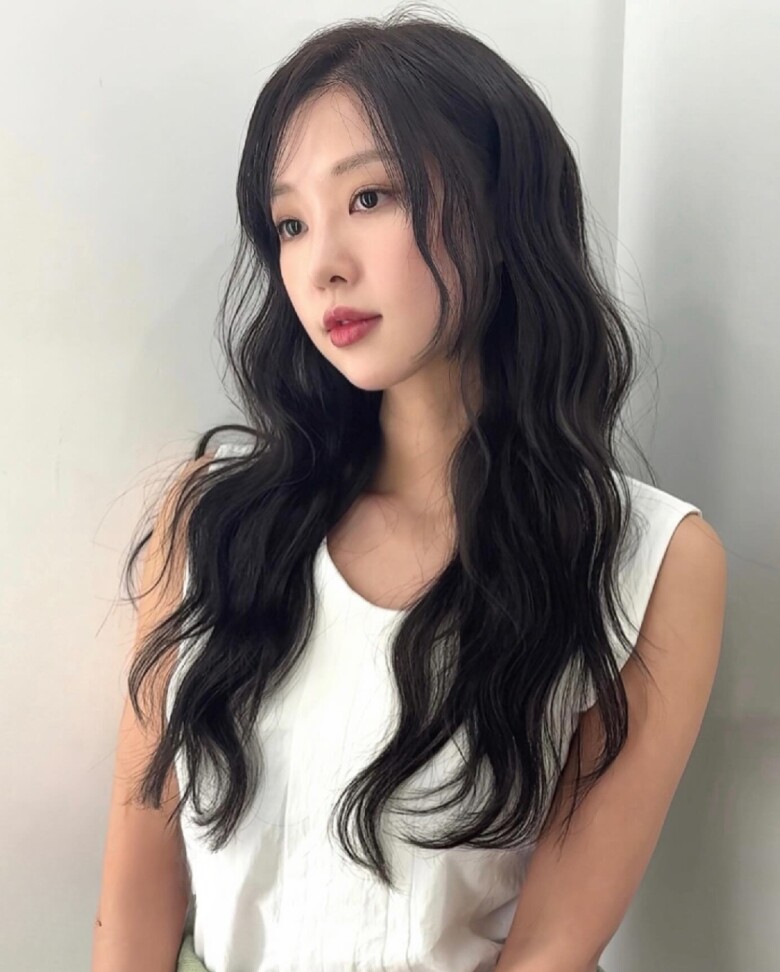 Những lọn sóng mềm mại giúp mái tóc trông dày và bồng bềnh hơn. Kiểu tóc mang đến vẻ ngoài dịu dàng, sang trọng, được nhiều gái xinh yêu thích.