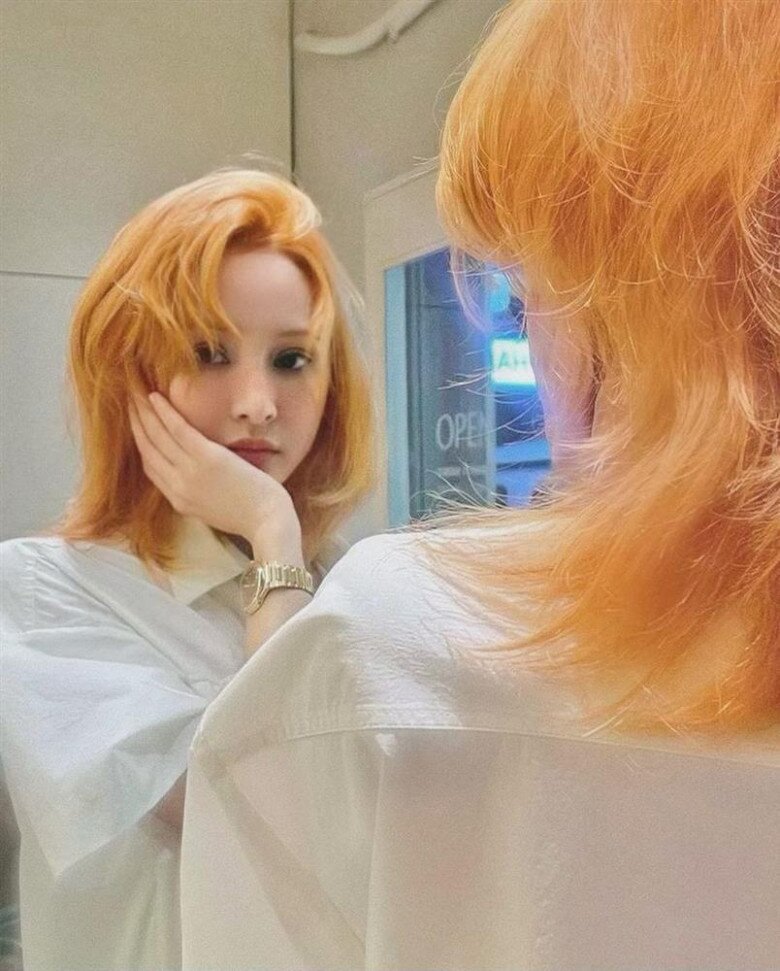 Tông màu quá sáng vô tình làm những dấu hiệu khô xơ trên mái tóc của Hiền Hồ trở nên rõ nét hơn.