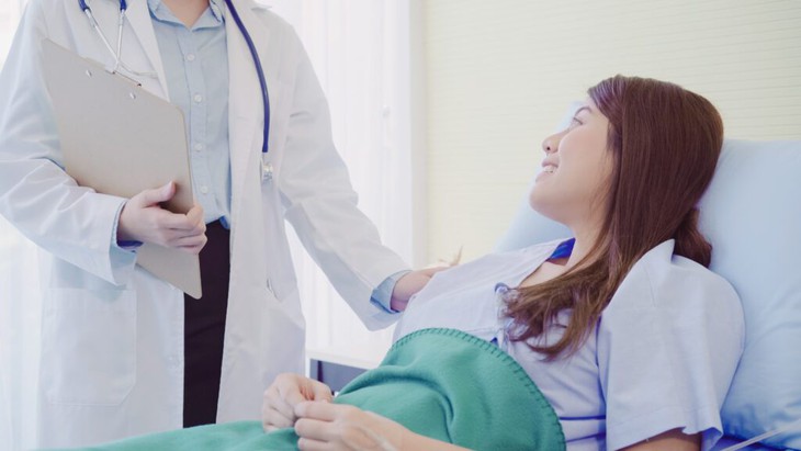Chị em nên đi khám và điều trị sớm khi có dấu hiệu nghi ngờ lạc nội mạc tử cung.