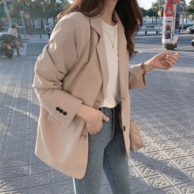 Blazer dễ kết hợp với sơ mi, áo thun, quần âu hay chân váy, phù hợp nhiều hoàn cảnh đi làm.