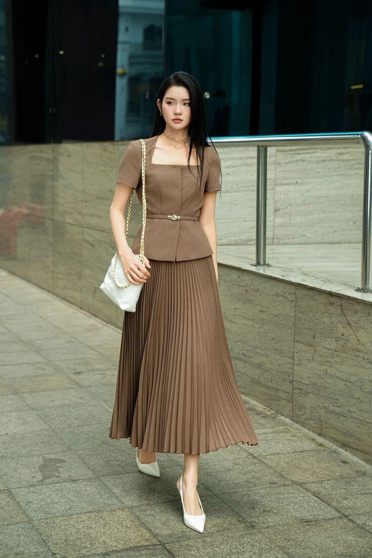 Chân váy midi là món đồ giúp phái đẹp xây dựng phong cách công sở thanh lịch mà vẫn giữ được nét nữ tính.