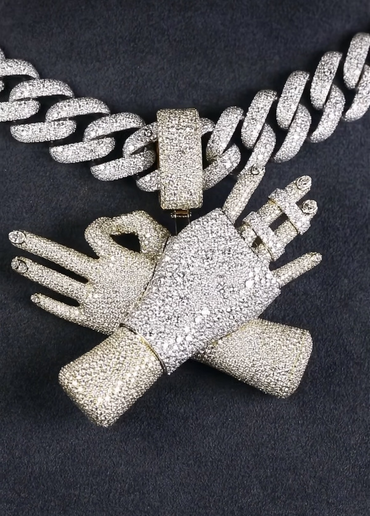 Trên nền tảng số thương hiệu AJ Jewels đăng video nói về món trang sức được Yamal đặt riêng cho mùa World Cup, giới thiệu với thế giới xuất thân của anh. Thiết kế chế tác từ chất liệu vàng và vàng trắng 18 K, nạm kín bằng 7.050 viên kim cương VVS1. Hãng không tiết lộ mức giá. Ảnh: AJ Jewels