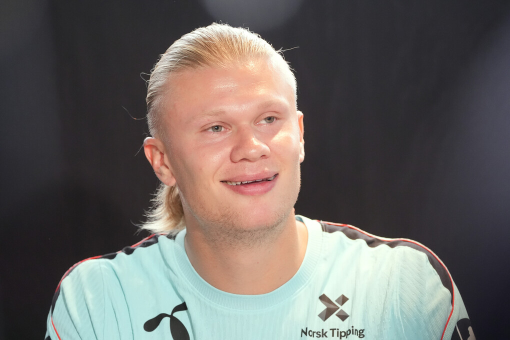 Erling Haaland cười trong buổi họp báo ngày 9/7 tại Fort Lauderdale, Florida, trước trận tứ kết World Cup gặp Anh. Ảnh: AP