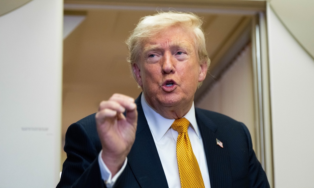 Tổng thống Mỹ Donald Trump trò chuyện với các phóng viên trên chuyên cơ ngày 8/7. Ảnh: AP