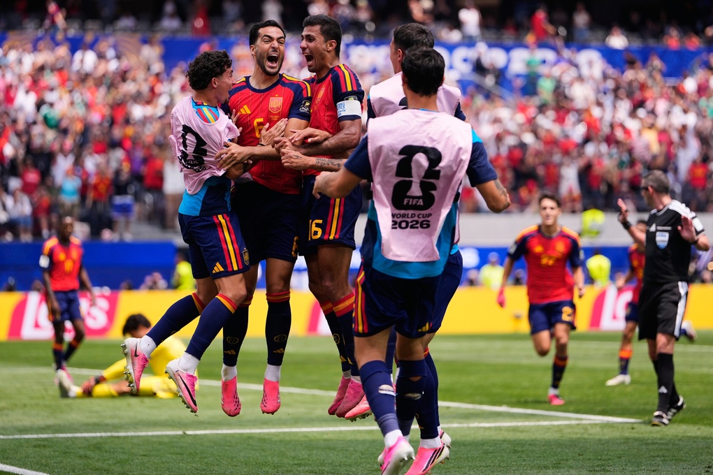 Tiền vệ Tây Ban Nha Mikel Merino (thứ hai từ trái sang) và đồng đội ăn mừng bàn thắng ở phút 88 trong trận Tây Ban Nha gặp Bỉ ở tứ kết World Cup 2026, trên sân Los Angeles, Mỹ ngày 10/7. Ảnh: AP