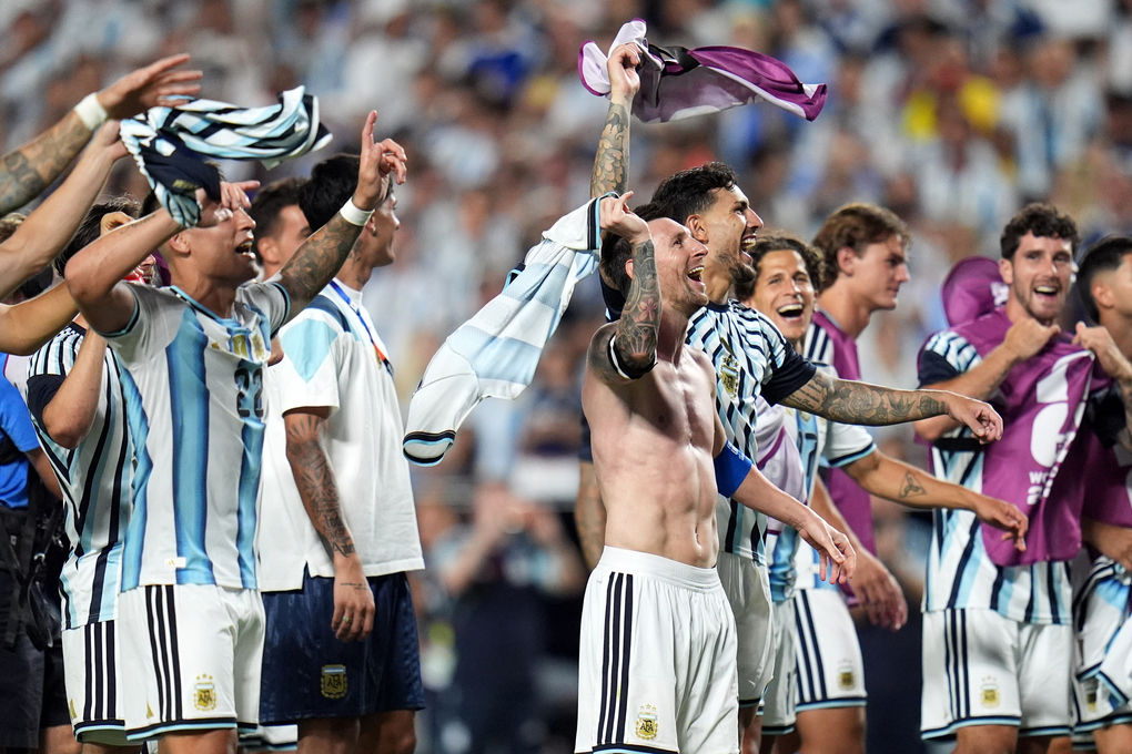 Lionel Messi (số 10, giữa) cùng các đồng đội Argentina mừng chiến thắng sau trận thắng Thụy Sĩ 3-1 ở tứ kết World Cup 2026 trên sân Kansas City, bang Missouri, Mỹ ngày 11/7. Ảnh: AP