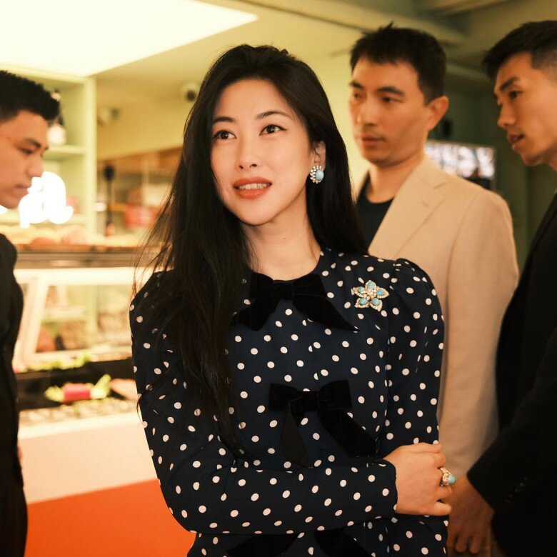 Ngọc lam được xem là biểu tượng của bình an, may mắn và sự bảo hộ. Loại đá quý này còn gắn với nguồn năng lượng tích cực, sự cân bằng và trí tuệ, vì vậy luôn được nhiều người lựa chọn không chỉ để làm đẹp mà còn gửi gắm những ý nghĩa tốt lành.