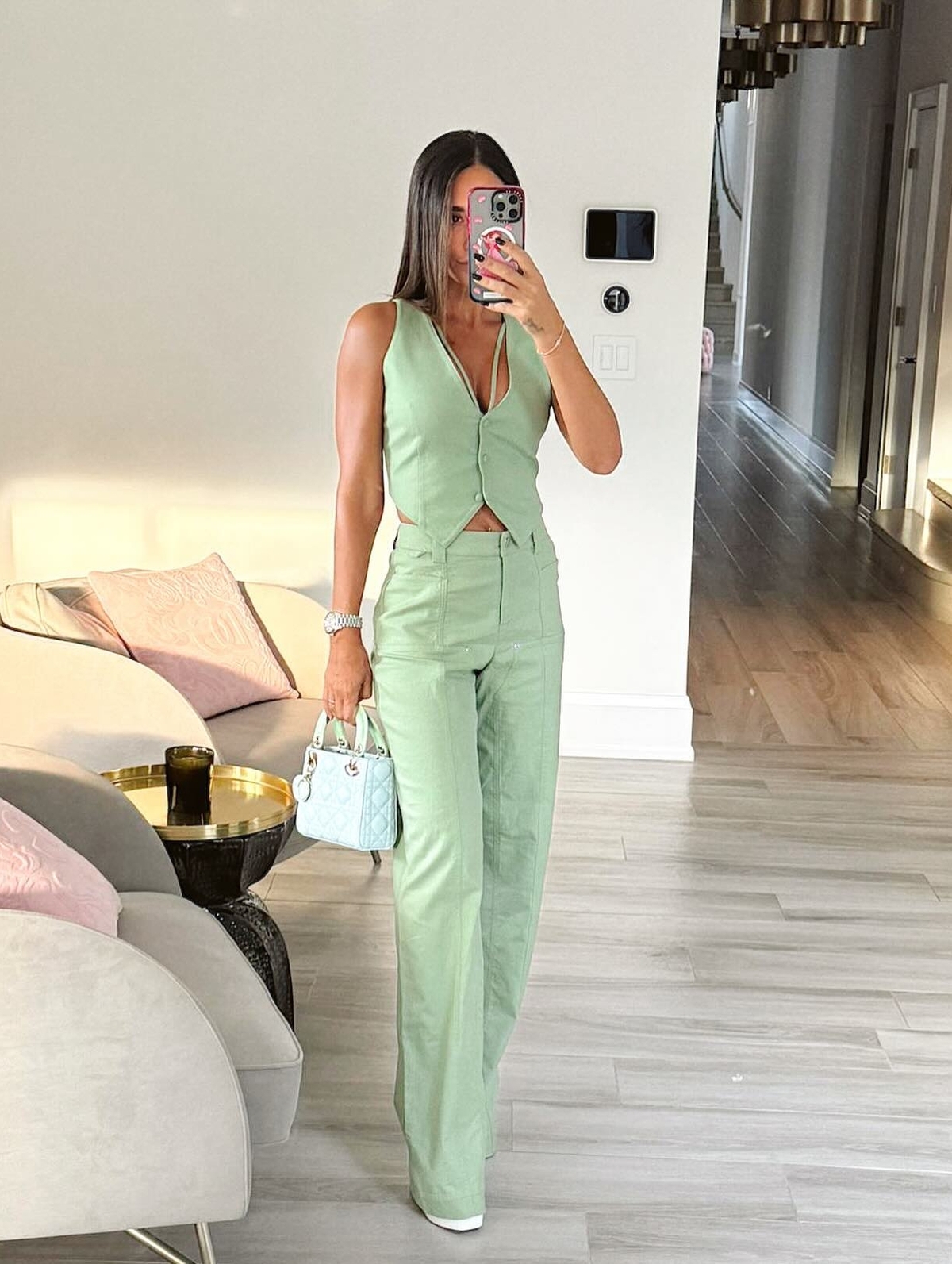 Tủ đồ của cô còn có mẫu Lady nổi tiếng của Dior.
