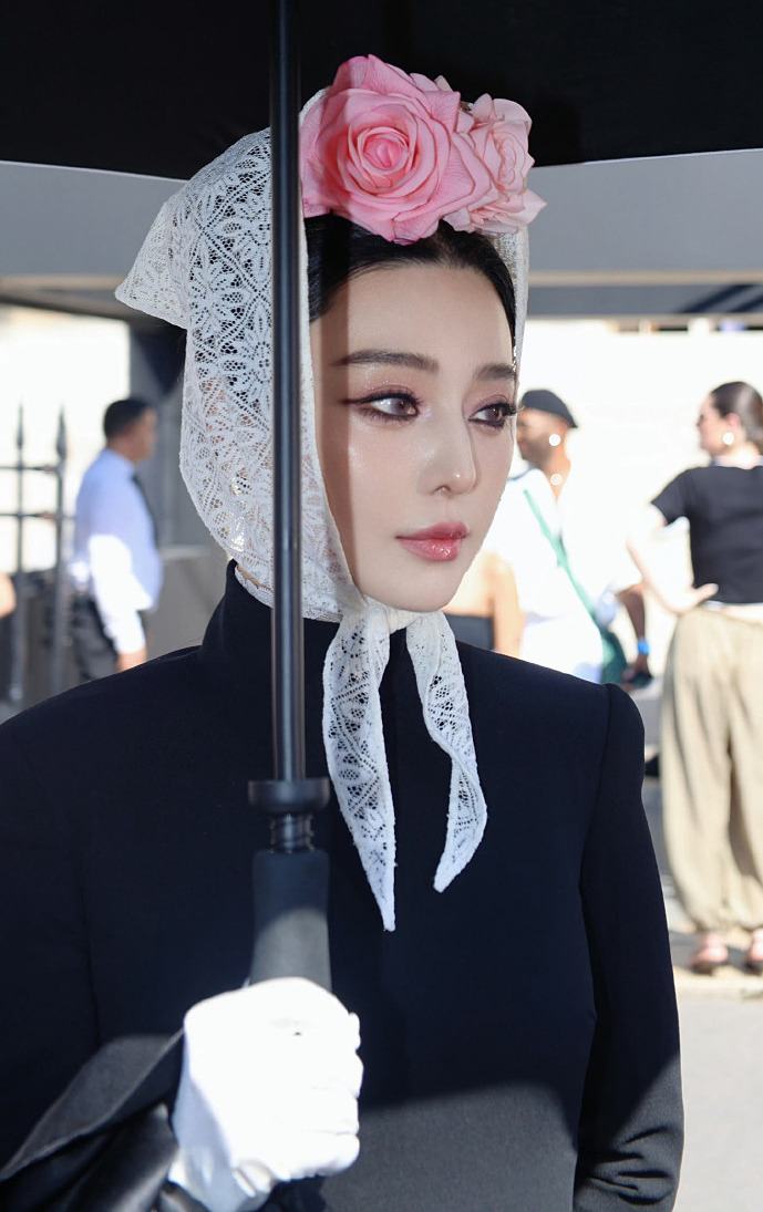 Phạm Băng Băng sải bước trên sàn catwalk cho một thương hiệu tại Tuần lễ thời trang. Video: Weibo