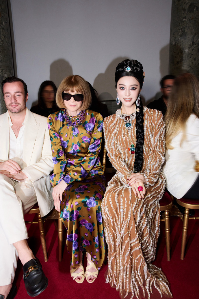 Ngôi sao đeo nhẫn đá quý size lớn, gây ấn tượng mạnh. Cô ngồi bên bà Anna Wintour - Tổng biên tập Vogue.