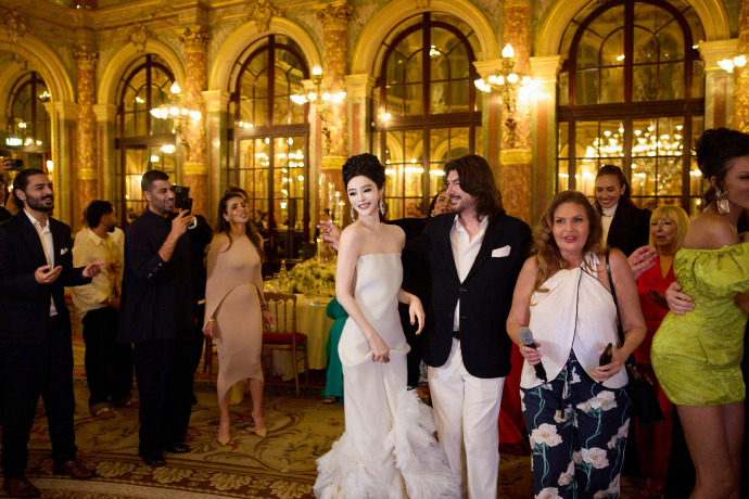 Tại bữa tiệc của nhà thiết kế thời trang áo cưới Stephane Rolland, diễn viên diện đầm trắng, tóc búi cao.