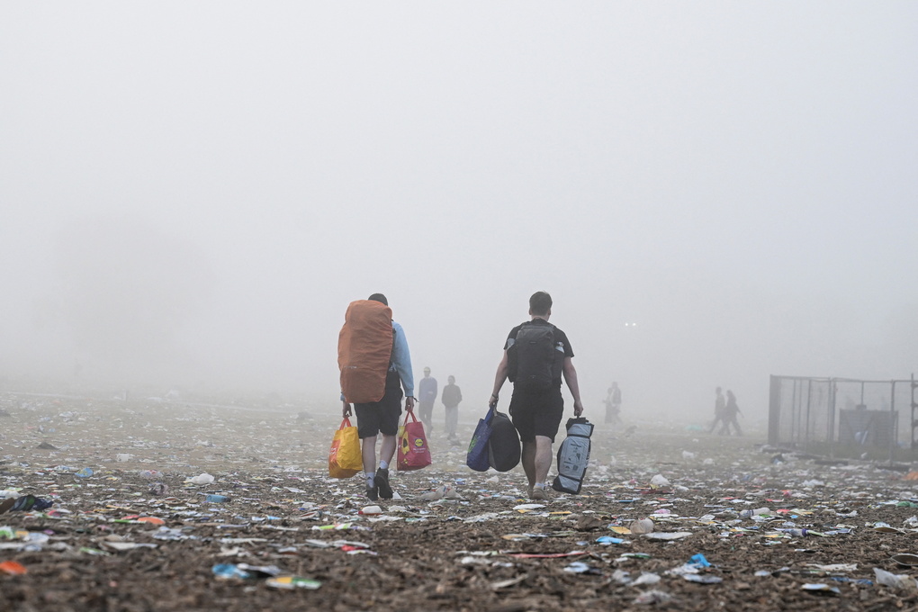 Người tham dự rời khỏi trang trại Worthy sau Lễ hội Glastonbury, Pilton, Somerset, Anh, ngày 30/6/2025. Ảnh: Reuters