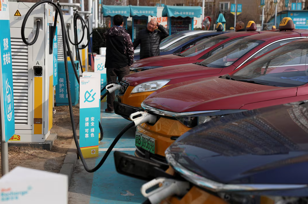 Taxi tại một trạm sạc ở Trung Quốc tháng 2/2024. Ảnh: Reuters