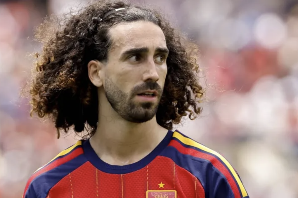 Mái tóc bồng bềnh của Cucurella. Ảnh: Tycsports