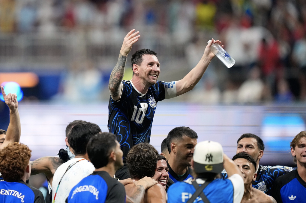 Messi cùng các đồng đội Argentina mừng chiến thắng sau trận bán kết World Cup 2026 thắng Anh 2-1 trên sân Atlanta, Mỹ ngày 15/7. Ảnh: AP