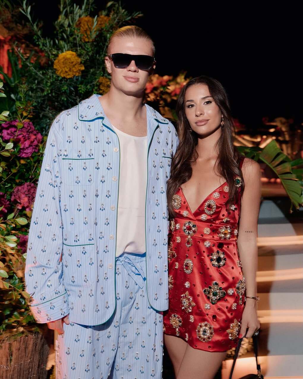 Haaland diện đồ ngủ dự tiệc cùng bạn gái Isabel Johansen. Ảnh: Instagram Haaland