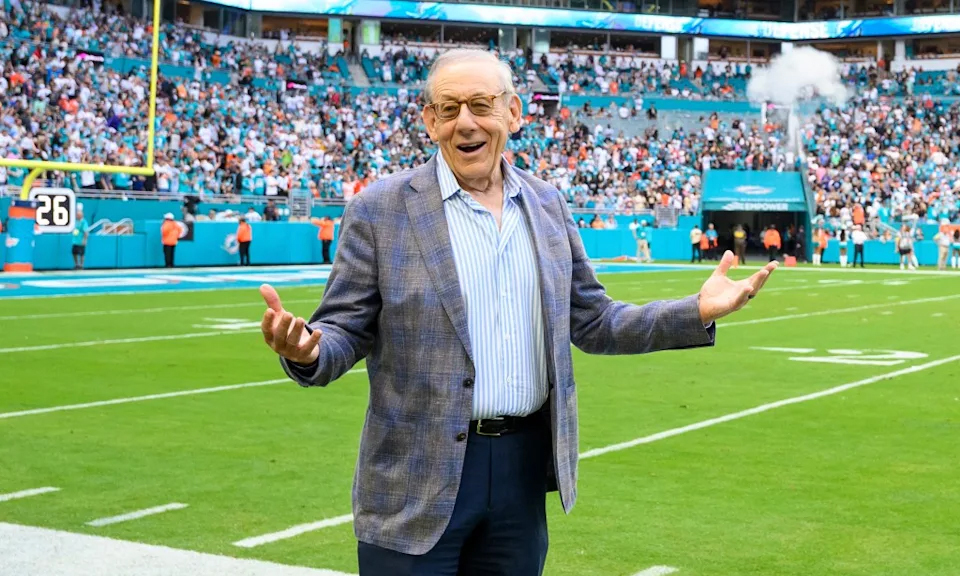 Tỷ phú bất động sản Stephen Ross tại Hard Rock Stadium. Ảnh: AP