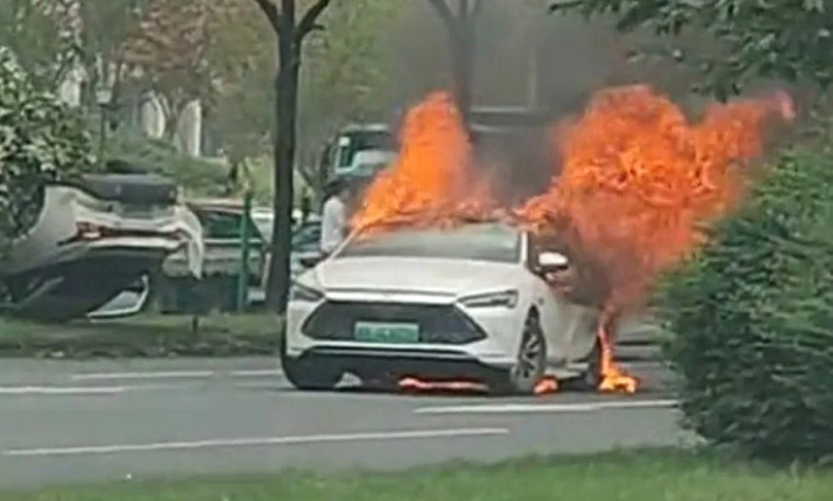 Xe BYD bốc cháy sau tai nạn liên hoàn: Cửa xe không thể mở, người lái và hành khách thoát chết trong gang tấc - Ảnh 1.