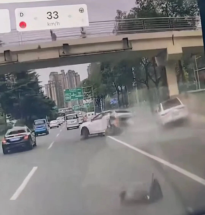 Xe BYD bốc cháy sau tai nạn liên hoàn: Cửa xe không thể mở, người lái và hành khách thoát chết trong gang tấc - Ảnh 2.