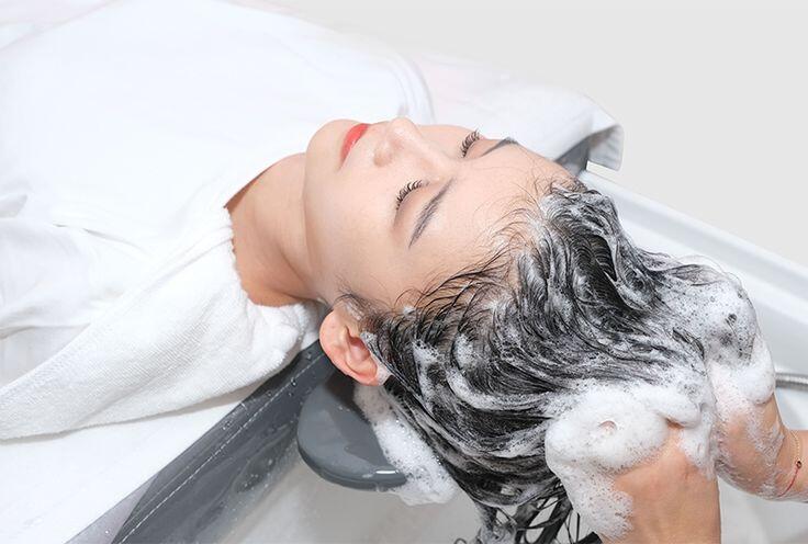 5 thói quen amp;#34;lười mà đúngamp;#34; giúp mái tóc yếu, dễ rụng trở nên khỏe hơn - 2