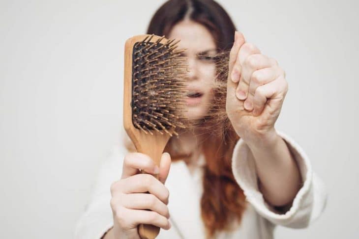 Cần lưu ý dấu hiệu bất thường khi rụng tóc quá nhiều.