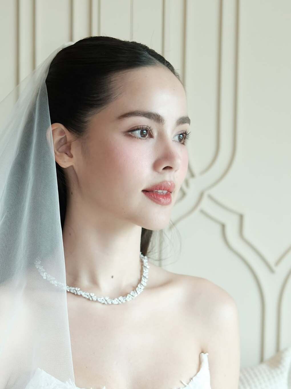 Mỹ nhân trang điểm nhẹ nhàng, tôn đường nét tự nhiên.