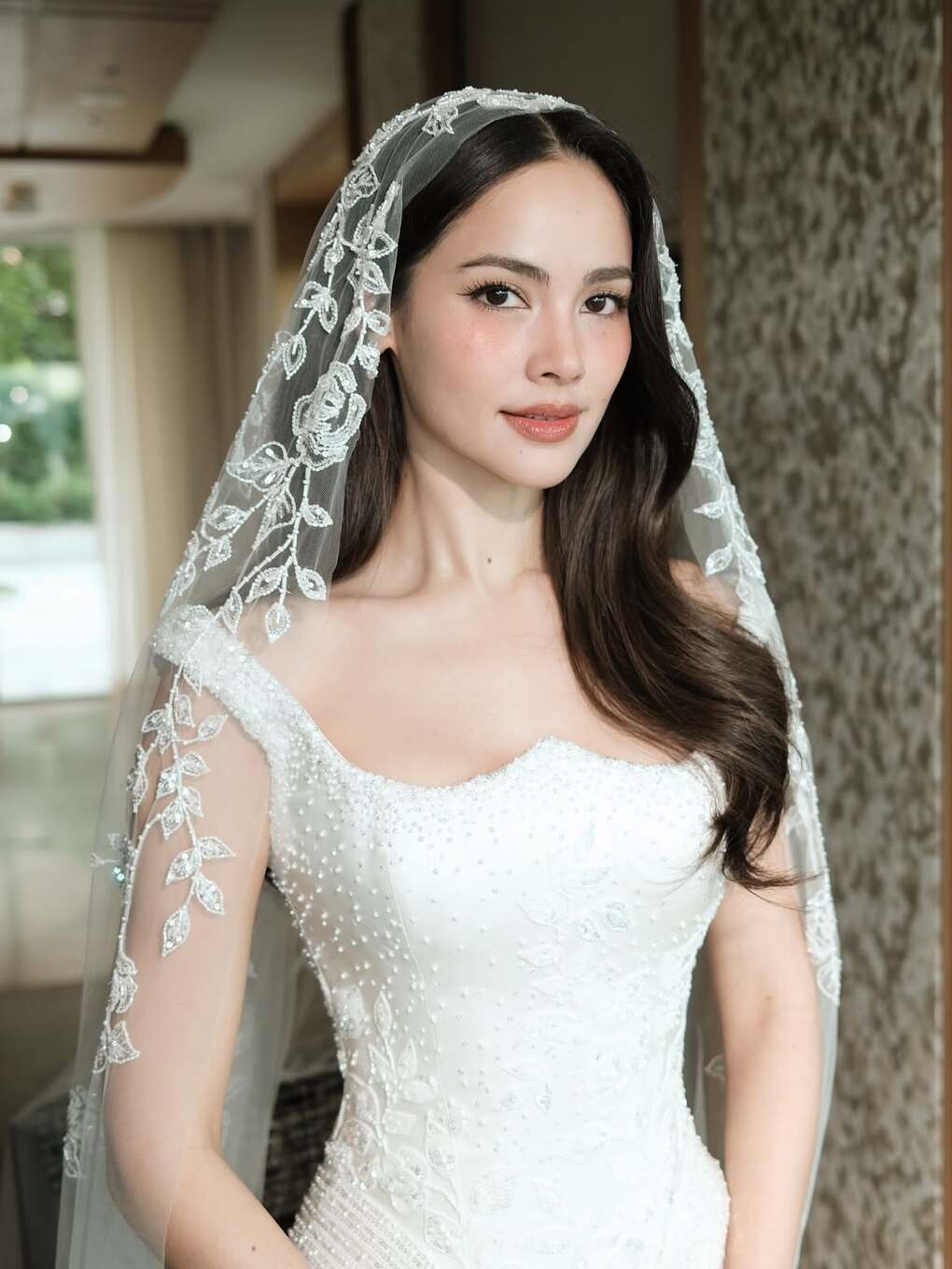 Yaya lựa chọn lối trang điểm tông nude hồng nhẹ nhàng, mang đến vẻ trong trẻo và thanh lịch. Lớp nền mỏng mịn với hiệu ứng căng bóng tự nhiên giúp làn da rạng rỡ mà vẫn giữ được vẻ chân thực. Đôi mắt được nhấn bằng eyeliner mảnh, mi cong tự nhiên cùng tông phấn nâu đào, tạo chiều sâu nhưng không quá đậm. Má hồng phớt và đôi môi màu hồng đất bóng nhẹ giúp tổng thể gương mặt thêm tươi tắn, hài hòa. Kiểu trang điểm tối giản kết hợp mái tóc xõa uốn lơi càng làm nổi bật vẻ đẹp dịu dàng, nữ tính của diễn viên.
