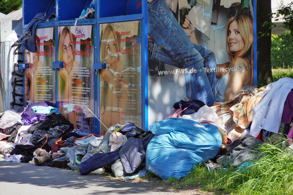 Đống quần áo cũ bị thải bỏ trái phép tại Potsdam, Brandenburg, Đức, ngày 28/5. Ảnh: Reuters