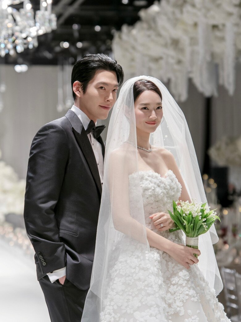 Sau hơn 10 năm gắn bó, Shin Min Ah và Kim Woo Bin chính thức về chung một nhà vào cuối năm 2025.