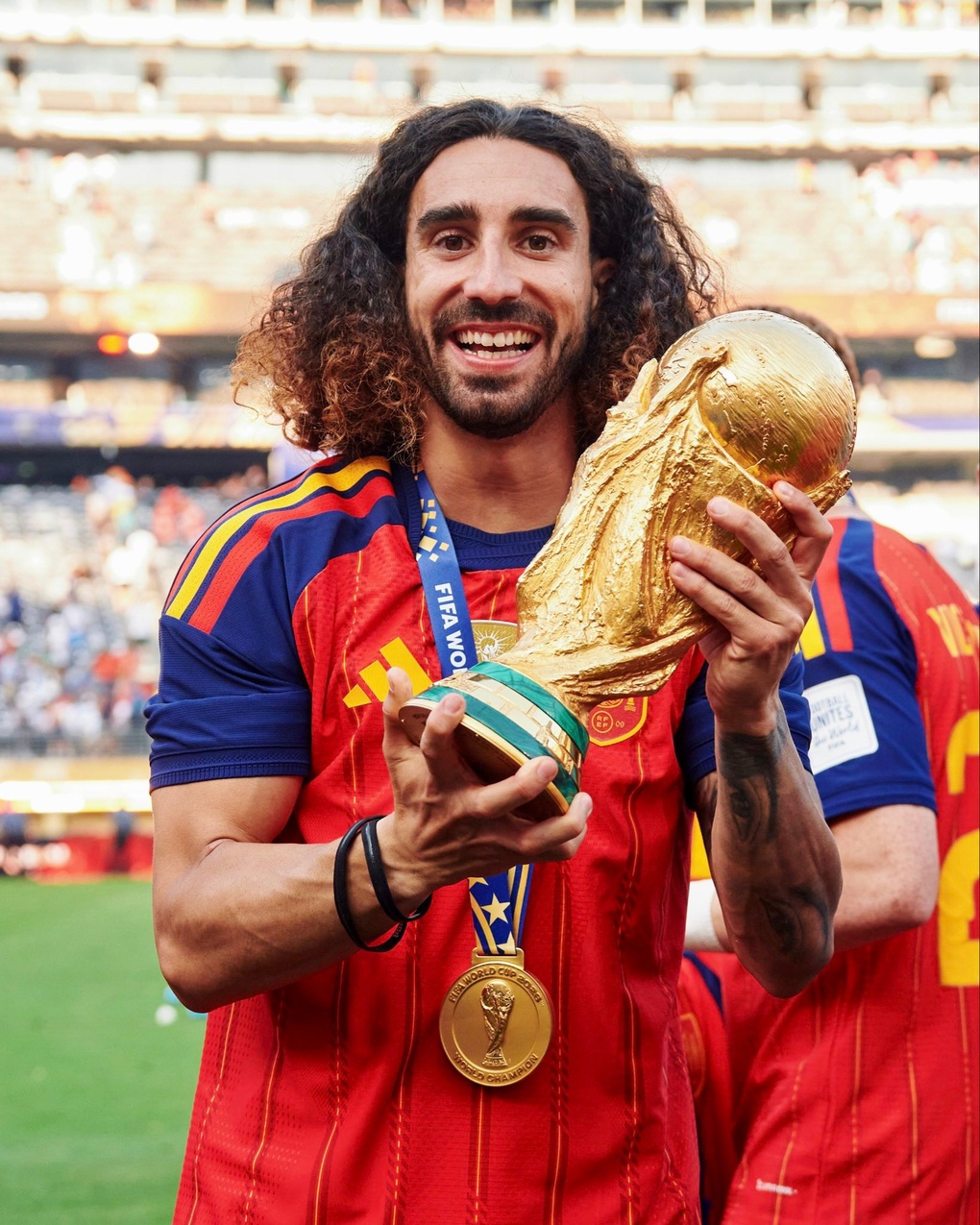 Cucurella khoe ảnh nâng cúp vàng vô địch World Cup trên tài khoản mạng xã hội X. Ảnh: X/Marc Cucurella