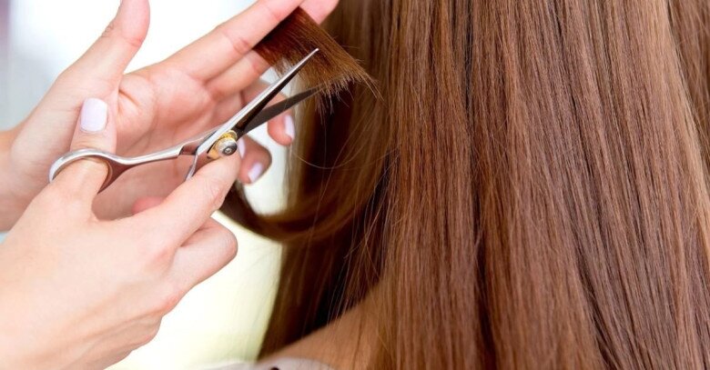 Nên cắt tỉa phần tóc đã bị hư tổn sau kỳ nghỉ hè tiếp xúc với nước biển và nhiệt độ cao.