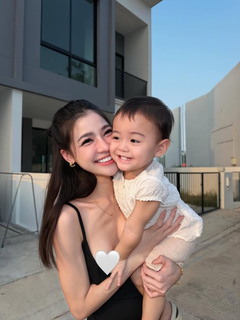 Những khoảnh khắc bình yên của mỹ nhân bên con đầu lòng kháu khỉnh.