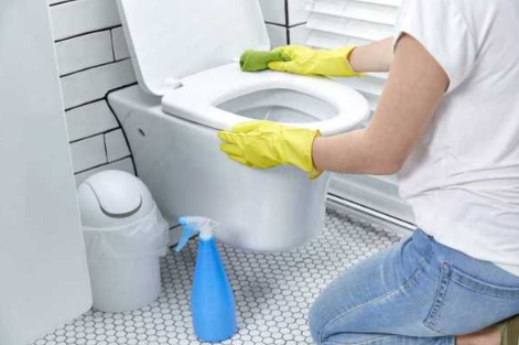 Nhà vệ sinh là khu vực dễ phát sinh vi khuẩn và mùi hôi do đặc thù ẩm ướt và kín gió.