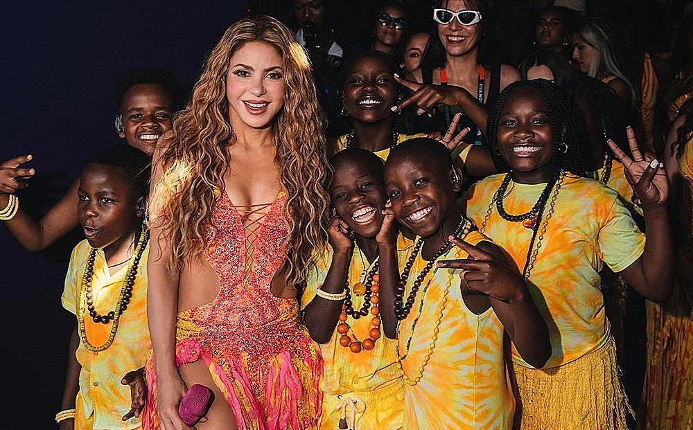 Shakira và Ghetto Kids tại hậu trường show giữa giờ World Cup. Ảnh: Instagram Ghetto Kids