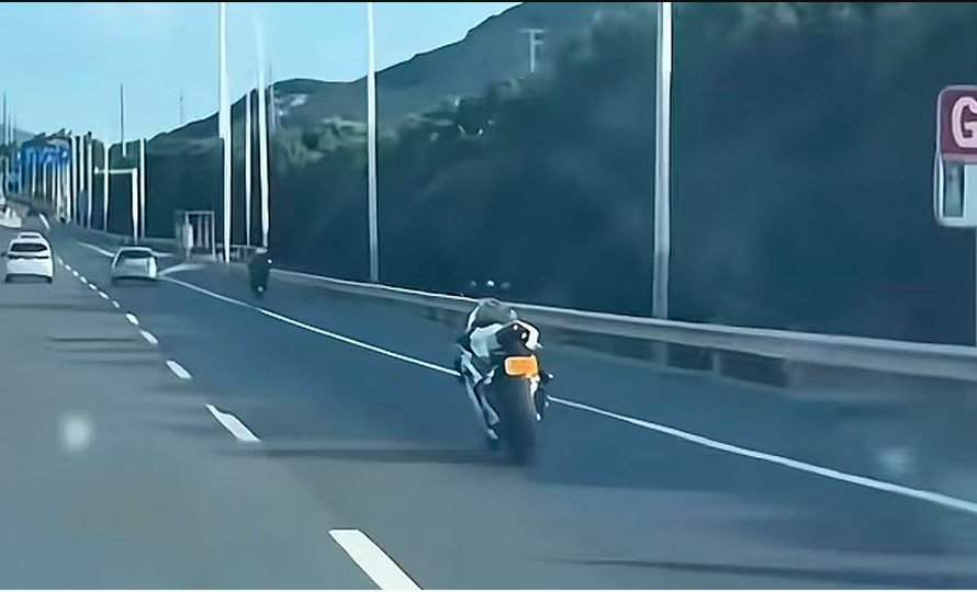 Đang ngồi ô tô, người đàn ông phát hiện xe máy "ma" tự lái: Bám theo gần 3km mới thấy kết cục - Ảnh 1. Đang ngồi ô tô, người đàn ông phát hiện xe máy "ma" tự lái: Bám theo gần 3km mới thấy kết cục - Ảnh 1.