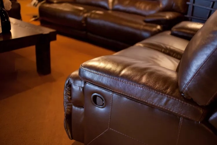 Sofa ngả lưng cồng kềnh không còn phù hợp với xu hướng nội thất hiện đại. (Nguồn: Getty Images)