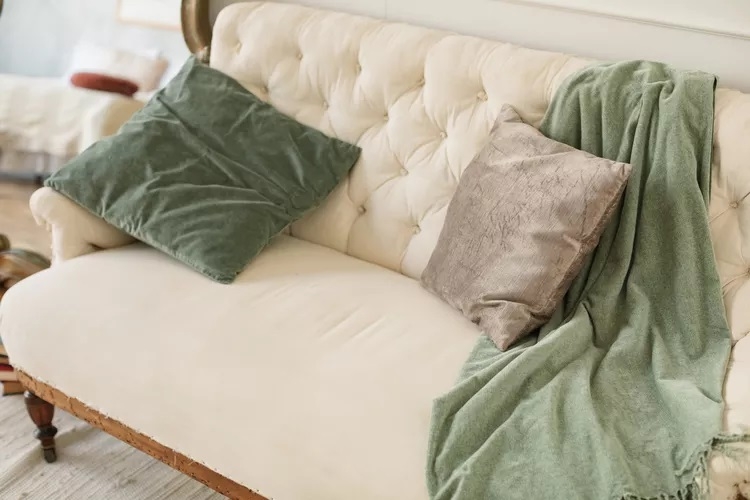 Sofa có quá nhiều chi tiết trang trí khiến không gian trở nên nặng nề và rối mắt (Nguồn: Getty Images)