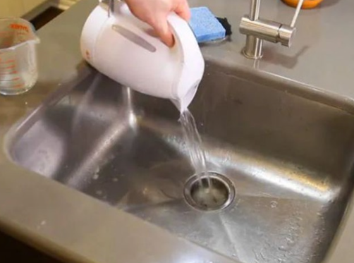 Bạn cần đun sôi 1 ấm nước. Bạn hãy đeo găng tay vào sau đó đổ nước nóng từ từ vào miếng ống.
