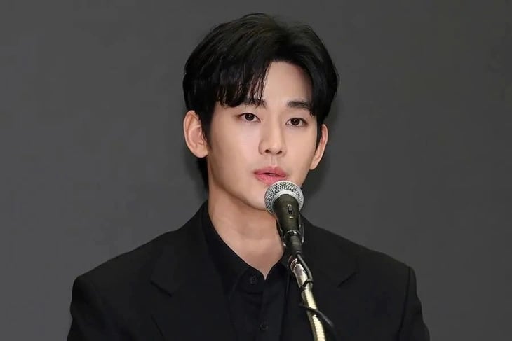 Kim Soo Hyun từng phải tổ chức họp báo nhằm tự bảo vệ bản thân trước làn sóng tẩy chay. IG.