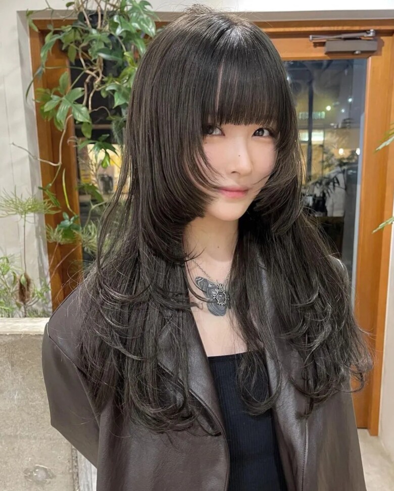 Tóc Hime nổi bật với hai lọn tóc cắt ngang má hoặc cằm, giúp tạo hiệu ứng gương mặt dài và thanh thoát hơn. Kết hợp cùng mái tóc đen óng mượt, kiểu tóc này mang vẻ đẹp vừa cá tính vừa thanh lịch, rất phù hợp với những cô nàng thích sự khác biệt.